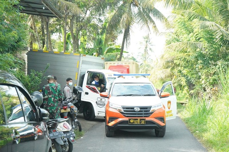 Personel Polres Bangli diterjunkan guna mengawal pendistribusian logistik Pilkada oleh  Komisi Pemilihan Umum ( KPU) Bangli ke wilayah Kecamatan Kintamani, Senin 7 Desember 2020