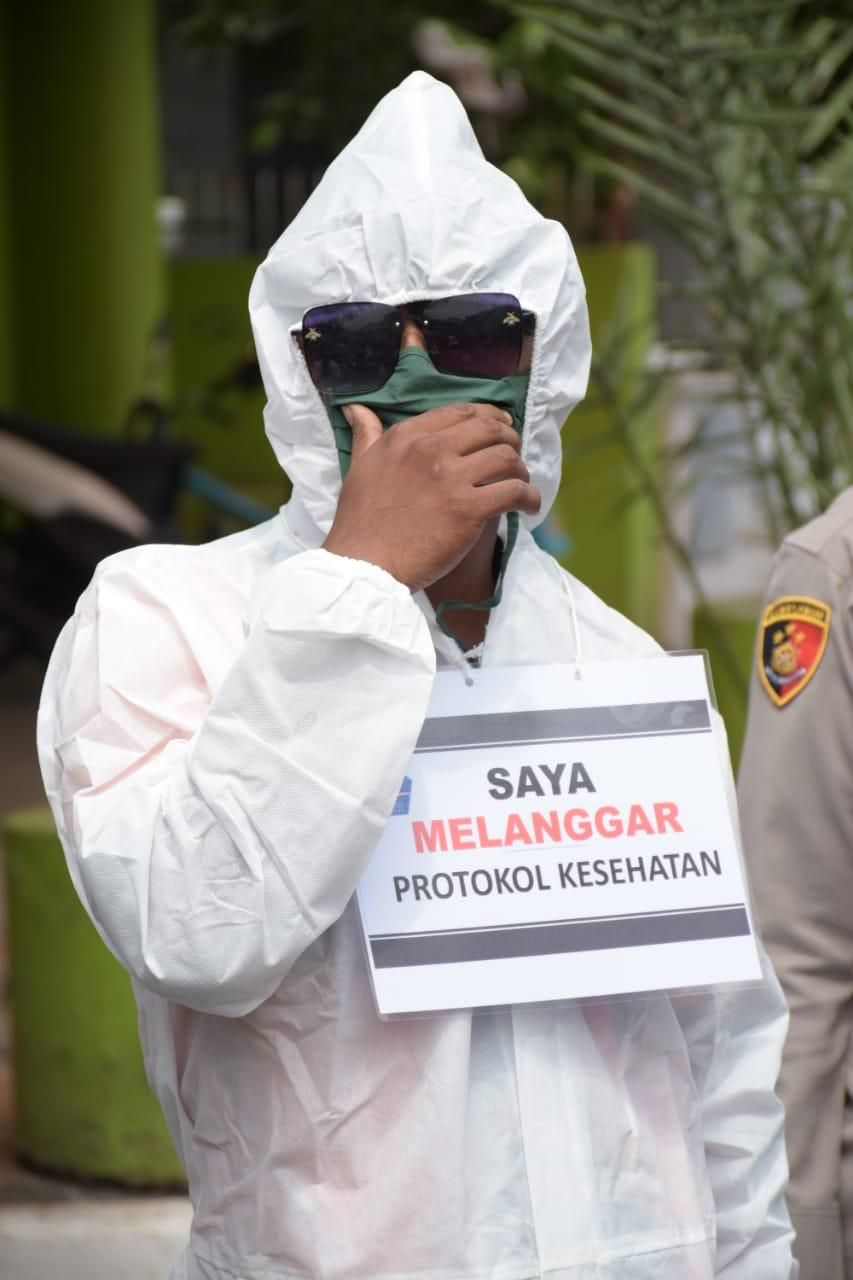 Pelanggar protokol kesehatan Prokes di Kota Banjar Jawa Barat disuruh mengenakan APD selama dua jam. 