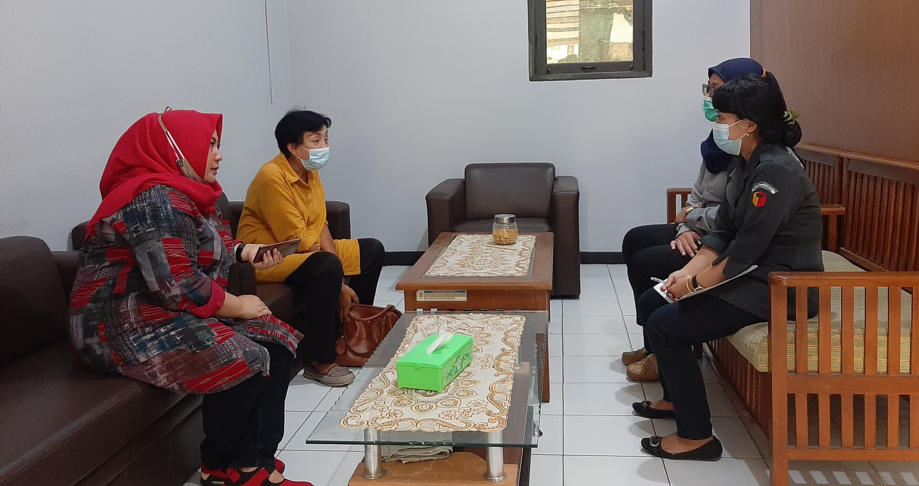 Anggota DPRD PDIP, Erni Widyawati saat laporan ke Bawaslu Kabupaten Purbalingga, 23 November 2020.