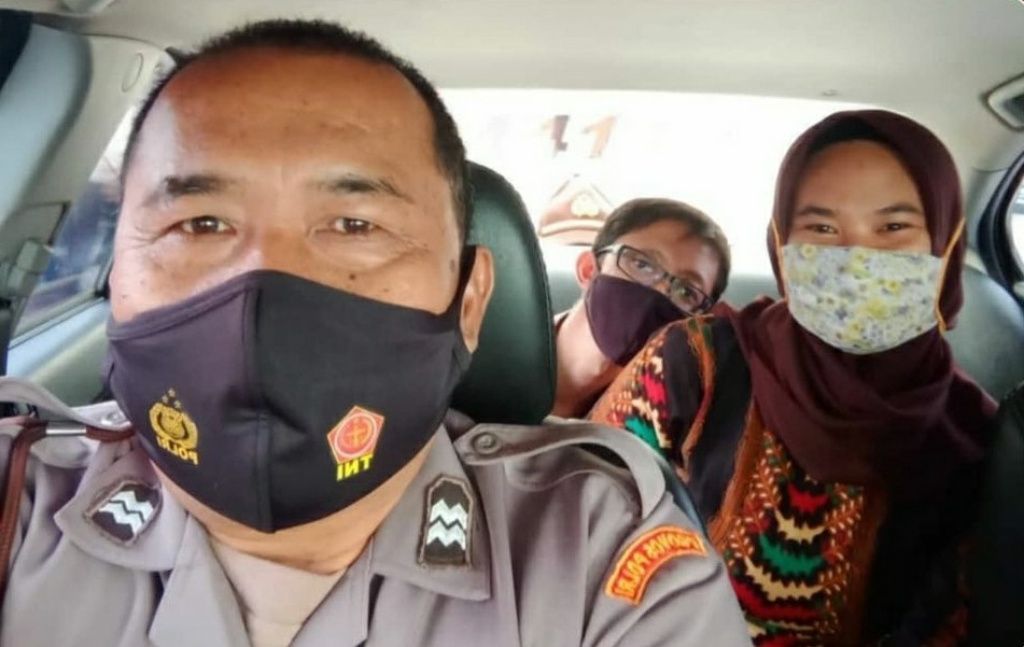 Nurika Ramalia Puteri didampingi suaminya, Satrio Pamungkas, saat berada di dalam mobil patroli milik Polsekta Majalengka Polres Majalengka bersama seorang polisi.