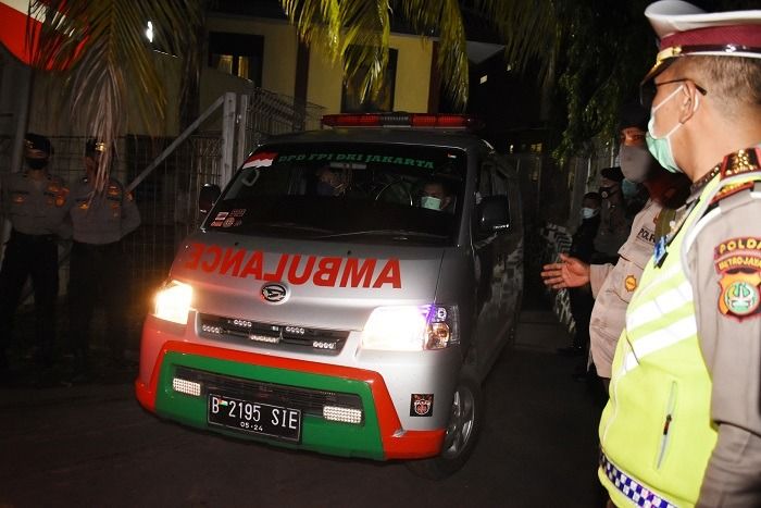 Mobil ambulans membawa jenazah pengikut pimpinan FPI Rizieq Shihab meninggalkan RS Polri Kramat Jati di Jakarta, Selasa, 8 Desember 2020.