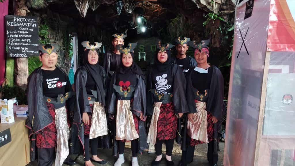 Petugas di TPS 02 Desa Lamuk Kecamatan Kejobong menggunakan seragam unik bernuansa di dalam goa pada Pilkada serentak 2020 di Purbalingga. 