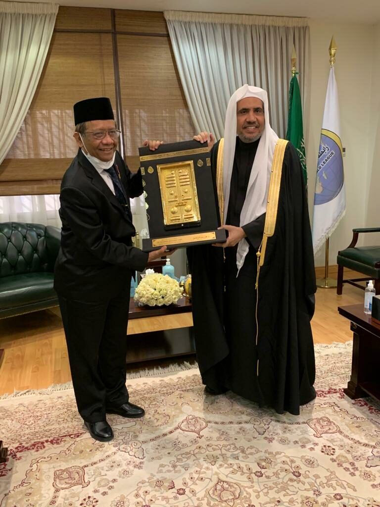 Menko Polhukam Moh. Mahfud MD bertemu dengan Sekjen Rabithah Alam Islami atau World Moslem Leage (WML), Syech Abdul Karim Al Issa di kantornya, di Riyadh. Selasa (8/12/2020).