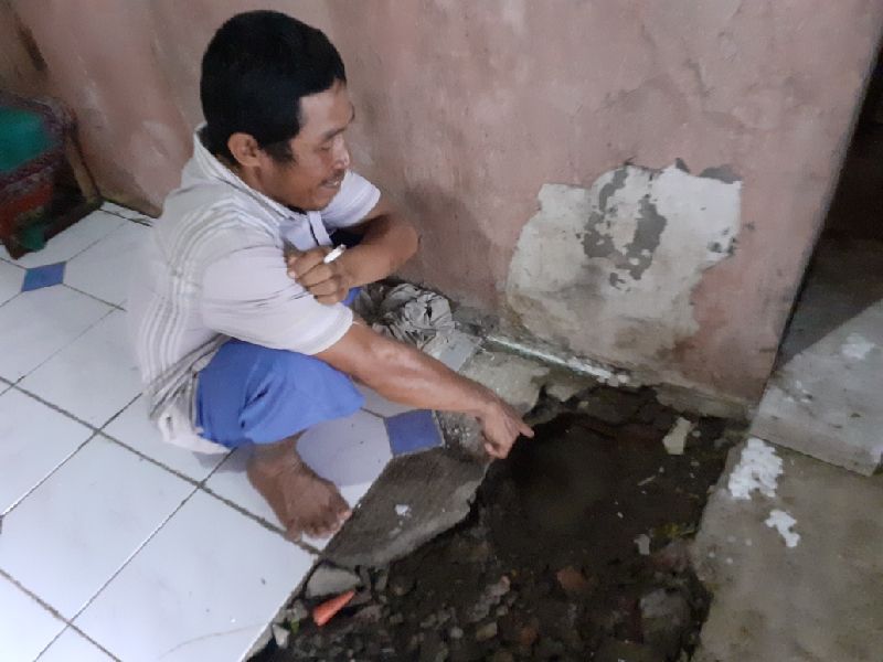 Pemilik rumah di Cikarang Timur yang memunculkan semburan air panas.