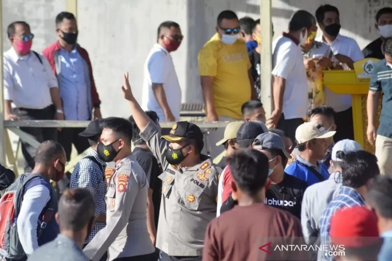 Kepala Polres Pohuwato mengurai Kerumunan massa terjadi di Gorontalo