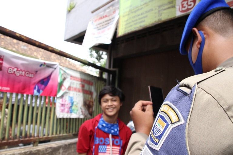 Satpol PP Kota Bandung mendata pelanggar protokol kesehatan.