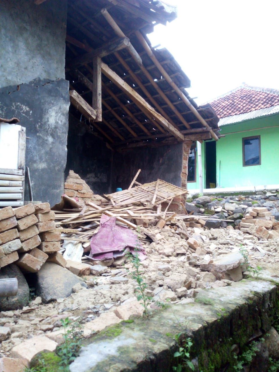 Gempa Brebes Merusak Rumah di Kuningan