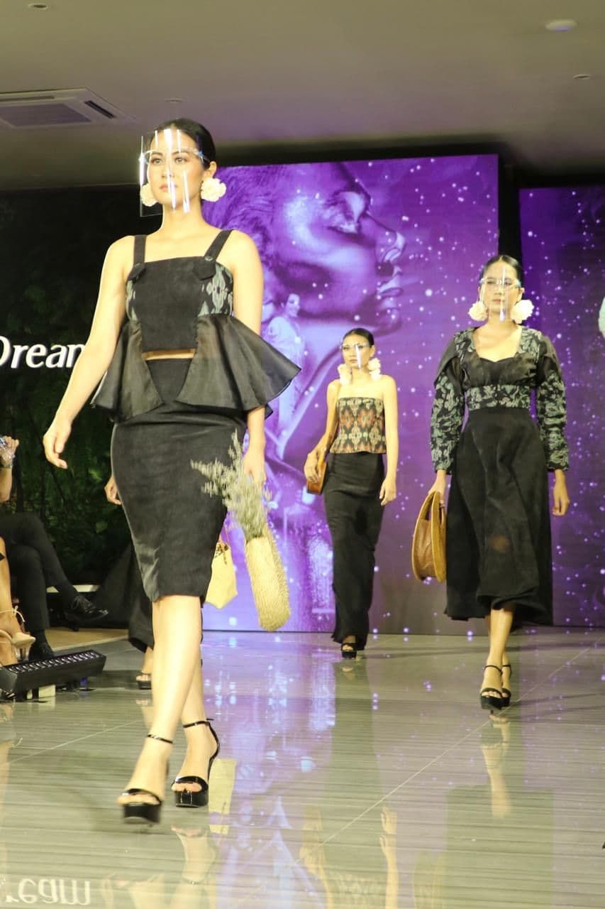 Suasana cara 'Hybrid Fashion Show' serangkaian kegiatan Global Medical Aesthetic Exchange Association (GMAEA) 2020 yang berlangsung di Vasaka Bali, Kamis (10/12/2020). 