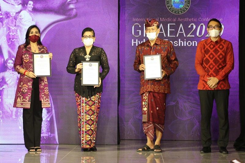 Ketua Umum Dewan Kerajinan Nasional Daerah (Dekranasda) Provinsi Bali Putri Suastini Koster menghadiri acara Hybrid Fashion Show di Kamis 10 Desember 2020 di Vasaka Bali