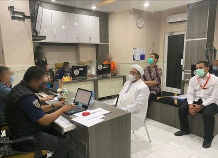 Habib Rizieq Shihab tengah menjalani pemeriksaan di Mapolda Metro Jaya, Sabtu, 12 Desember 2020. Munarman membongkar apa saja yang ditanyakan oleh penyidik ke Habib Rizieq. (Twitter/@muannas_alaidid)