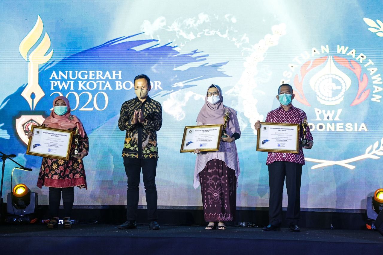 Wali Kota Bogor Bima Arya usai menyerahkan penghargaan anugerah PWI Kota Bogor 2020 di Museum PETA.*/