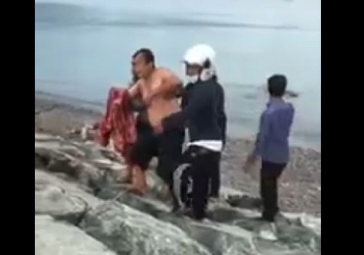 Video warga saat menyelamatkan lelaki di Palu yang tangannya putus diserang seekor buaya 