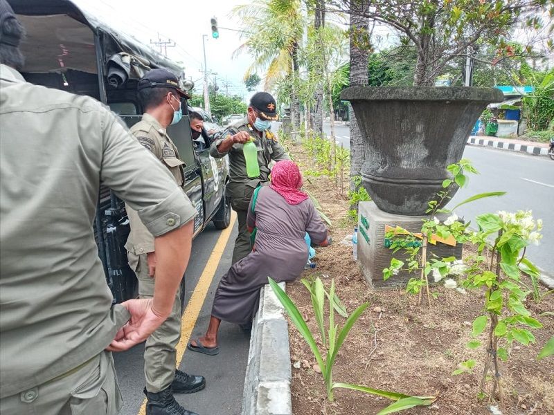 Satpol PP Kota Denpasar kembali menertibkan 3 orang gepeng dan pengamen di beberapa simpang jalan di Kota Denpasar Minggu 13 Desember 2020