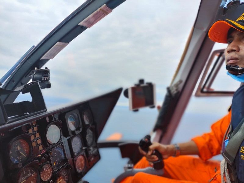 Kantor Basarnas Bali mengerahkan helikopter Minggu 13 Desember 2020 dalam upaya pencarian seorang penyelam yang hilang saat tengah meneliti bawah laut
