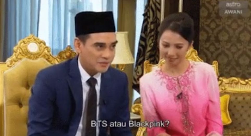 Presenter Astro Awani, Ashwad Ismail dan Cynthia Ng bertanya apakah Raja Malaysia memilih BTS atau BLACKPINK?