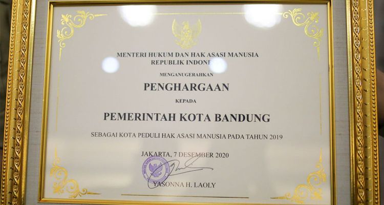 Penghargaan Kota Peduli HAM yang diterima Pemkot Bandung, Senin 14 Desember 2020.