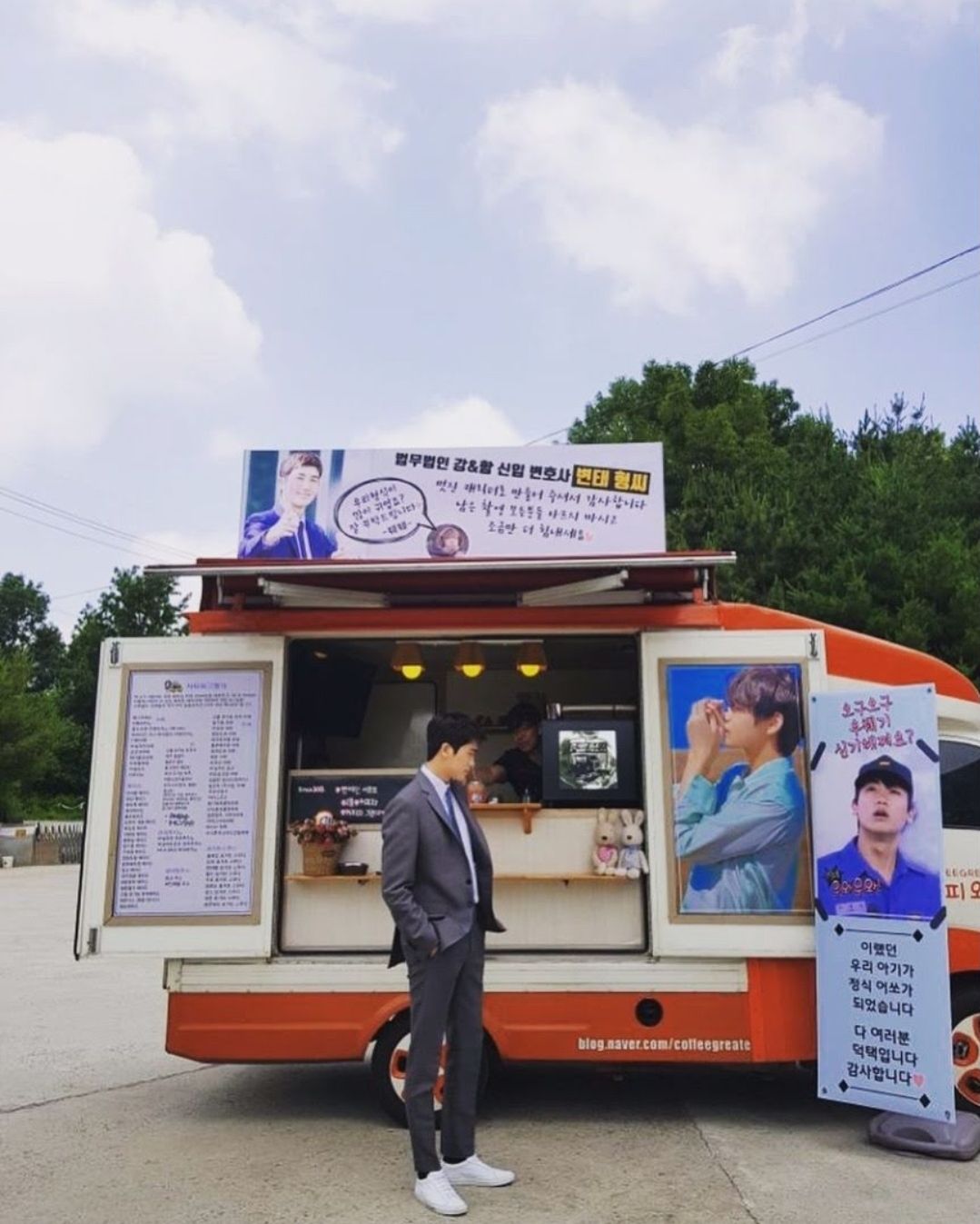 Park Hyung Sik menunjukkan kiriman truk kopi dari V BTS