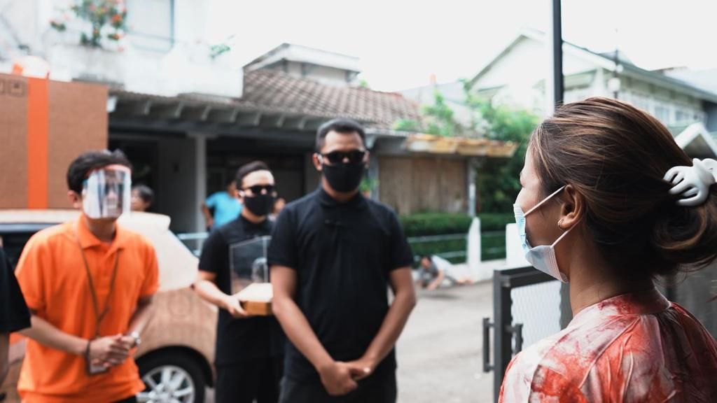 Warganet dibuat geger dengan viralnya video Pos Indonesia yang mengantarkan paket secara istimewa kepada pelanggan.