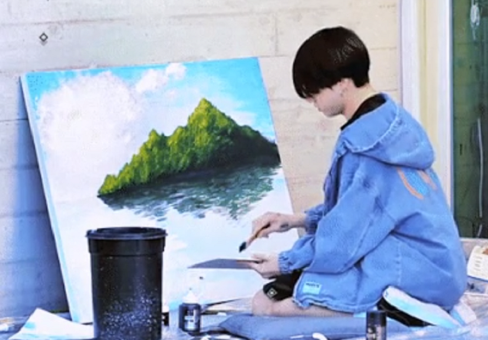 Jungkook sebagai pelukis.