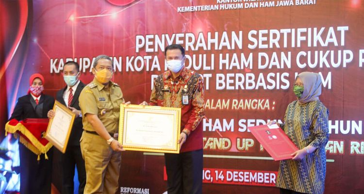 Penyerahan penghargaan Kota Peduli HAM kepada Pemkot Bandung di Kantor Kanwil Kemenkumham Jabar, Senin 14 Desember 2020.