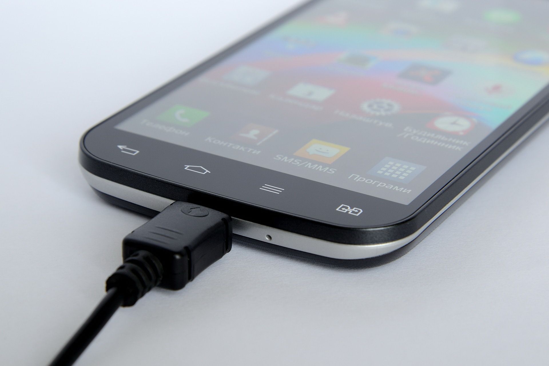 Handphone saat pengisian daya./Pixabay