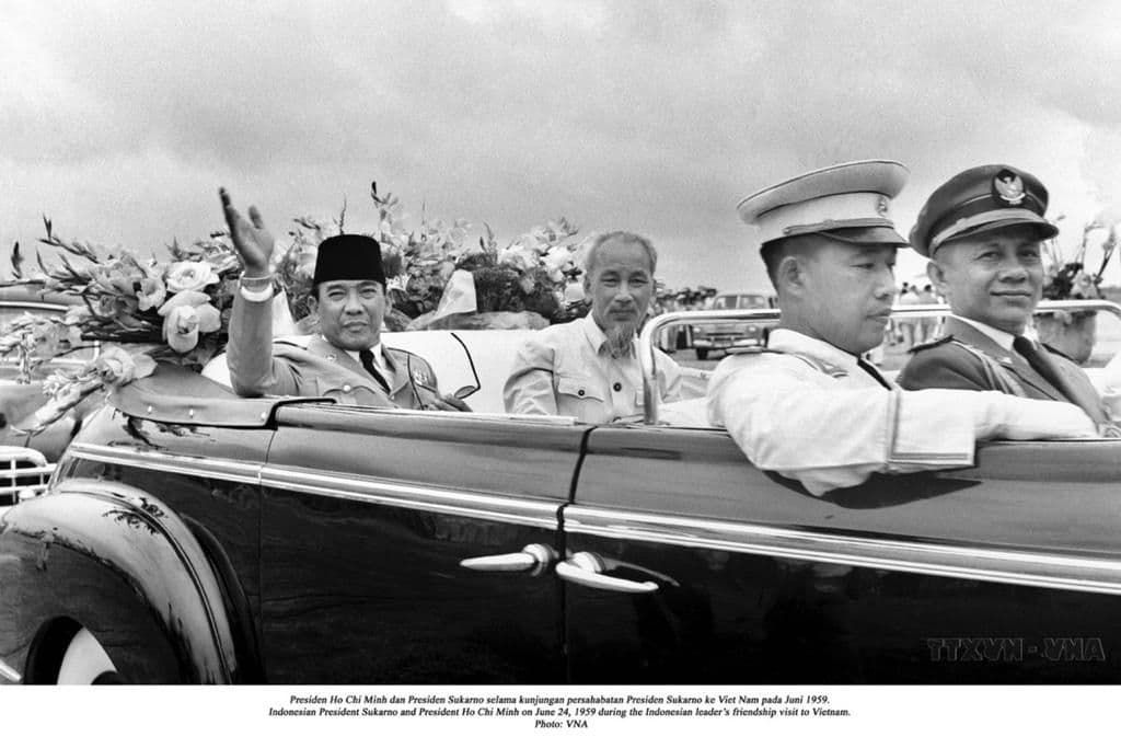 Presiden Vietnam Pertama Ho Chi Minh (Paman Ho) menerima kunjungan Presiden Pertama Indonesia, Ir. Sukarno (Bung Karno) ke Vietnam pada bulan Juni 1959