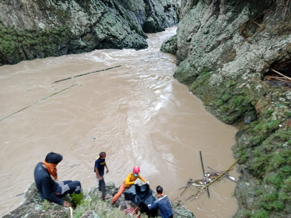 Evakuasi jasad korban hanyut terbawa arus sungai Cibuni Cianjur