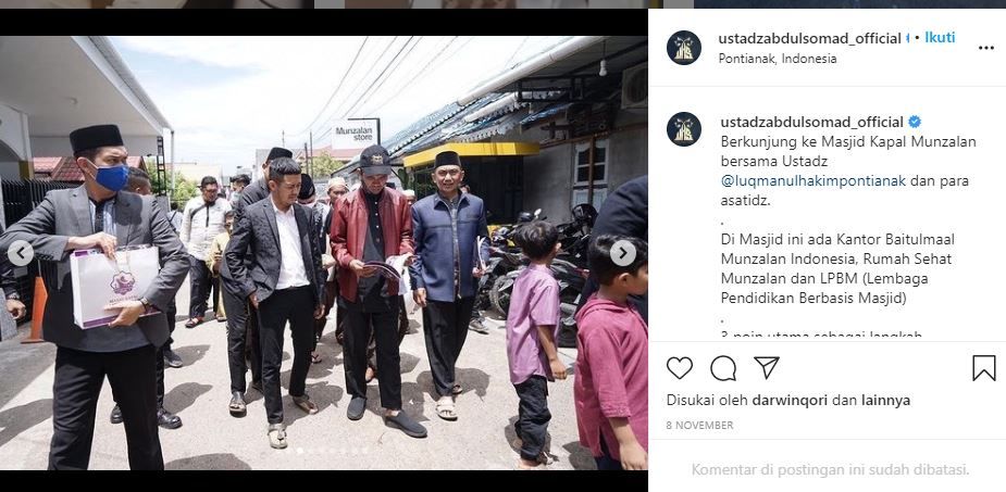 UAS dengan mengenakan jaket seperti yang dinarasikan ditangkap. UAS sebenarnya sedang berkunjung ke Masjid Kapal Munzalan, Kalimantan.