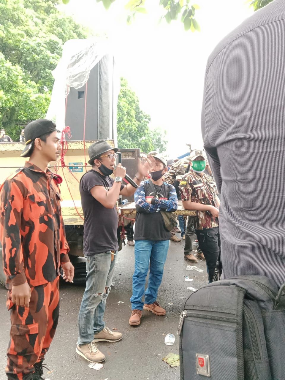 Aksi unjuk rasa warnai jalannya Pleno rekapitulasi perolehan suara di Gedung Dakwah Islamiah Kecamatan Singaparna, Kabupaten Tasikmalaya.