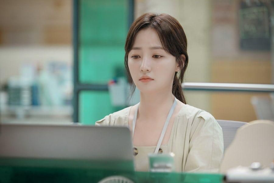 Seo Ji Sung (diperankan Song Ha Yoon) yang mendapat informasi tentang pria yang boleh atau nggak boleh dikencani dari kecerdasan buatan (AI) kulkasnya./Soompi