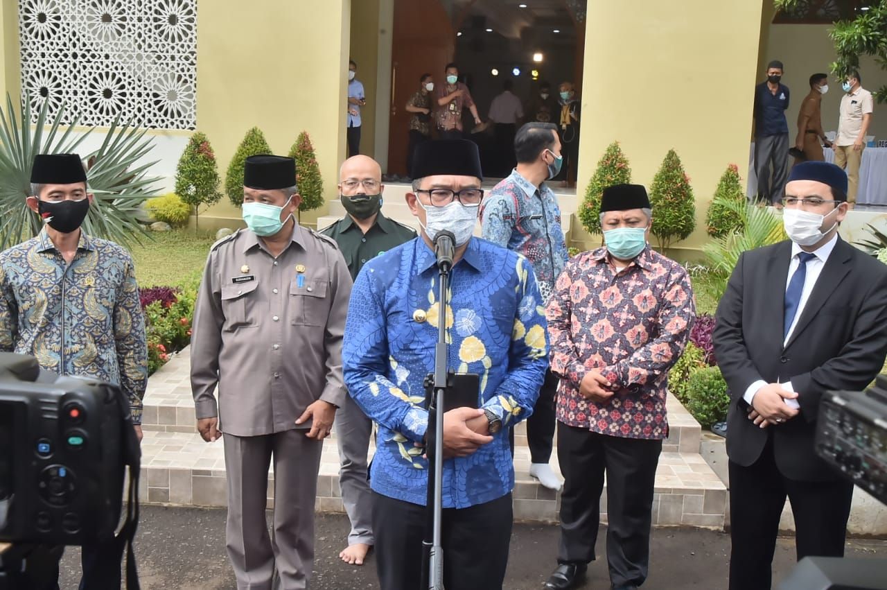Ridwan Kamil di  Ponpes Asaefurrohjm Sulaimaniyah, Jasinga, Kabupaten Bogor.*/