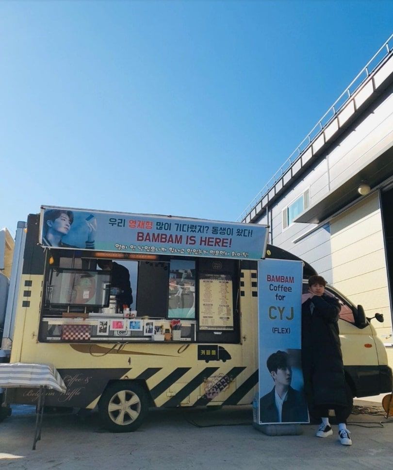 Youngjae GOT7 berpose di depan coffee truck dari Bambam. (Instagram/333cyj333)