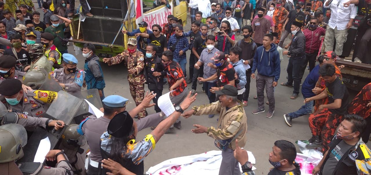 Ratusan massa aksi terlibat baku hantam dengan anggota Kepolisian Polres Tasikmalaya saat memaksa masuk kantor KPU dan Bawaslu Kabupaten Tasikmalaya, Rabu 16 Desember 2020.