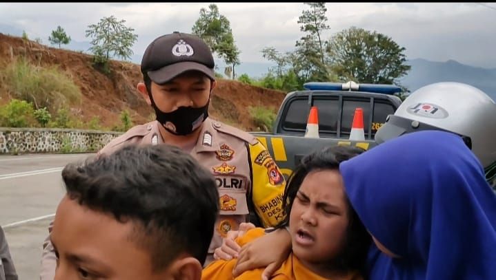 Anggota Polsek Ibun Polresta Bandung, menolong seorang remaja perempuan asal Garut yang diduga kerasukan.