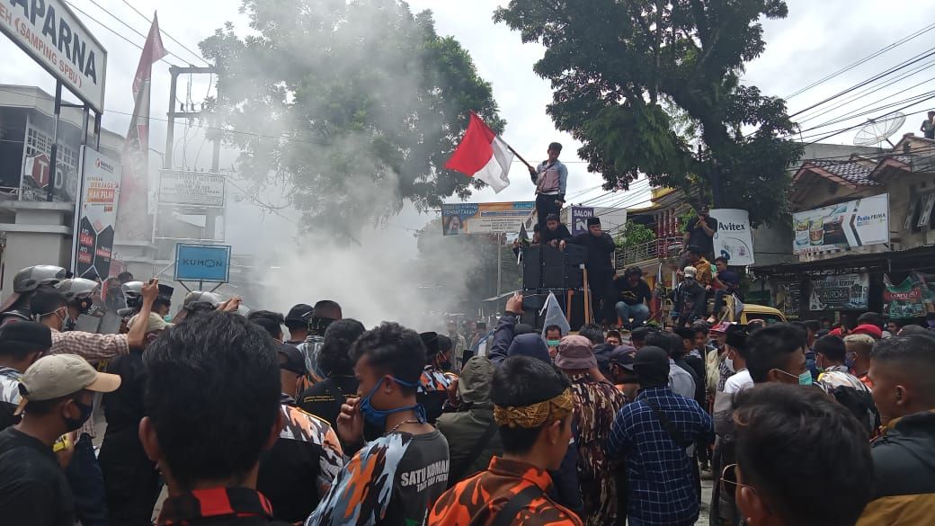 Ratusan massa aksi terlibat baku hantam dengan anggota Kepolisian Polres Tasikmalaya saat memaksa masuk kantor KPU dan Bawaslu Kabupaten Tasikmalaya, Rabu 16 Desember 2020.