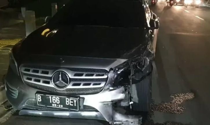 Mercedes dikemudikan artis Salshabila Adriani terlibat kecelakaan beruntun di Jalan Raya Kemang, Kota Jakarta Selatan,