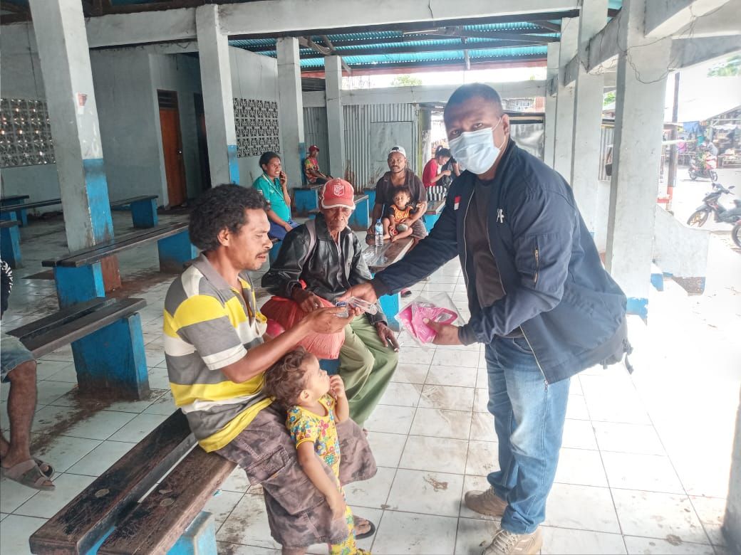 Koordinator MPPI Alor Membagi Masker Bagi Warga