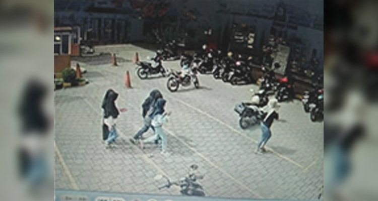 Pelaku penipuan (kanan) yang membawa kabur 4 HP milik anak-anak di Padalarang terekam CCTV Broma Padalarang