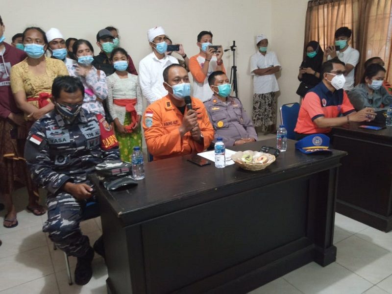 Basarnas Bali dan pihak keluarga penyelam yang bekerja di dinas kelautan dan perikanan Bali yang hilang saat melakukan penelitian Pola Gerak Hiu dalam laut mengadakan pertemuan dan memutuskan menghentikan pencarian Jumat 18 Desember 2020