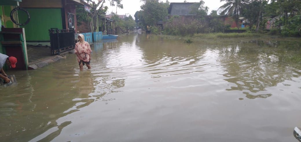 Air masih mengegnangi sejumlah wilayah di Cilacap, meski ketinggian air sudah surut, Jumat 18 Desember 2020