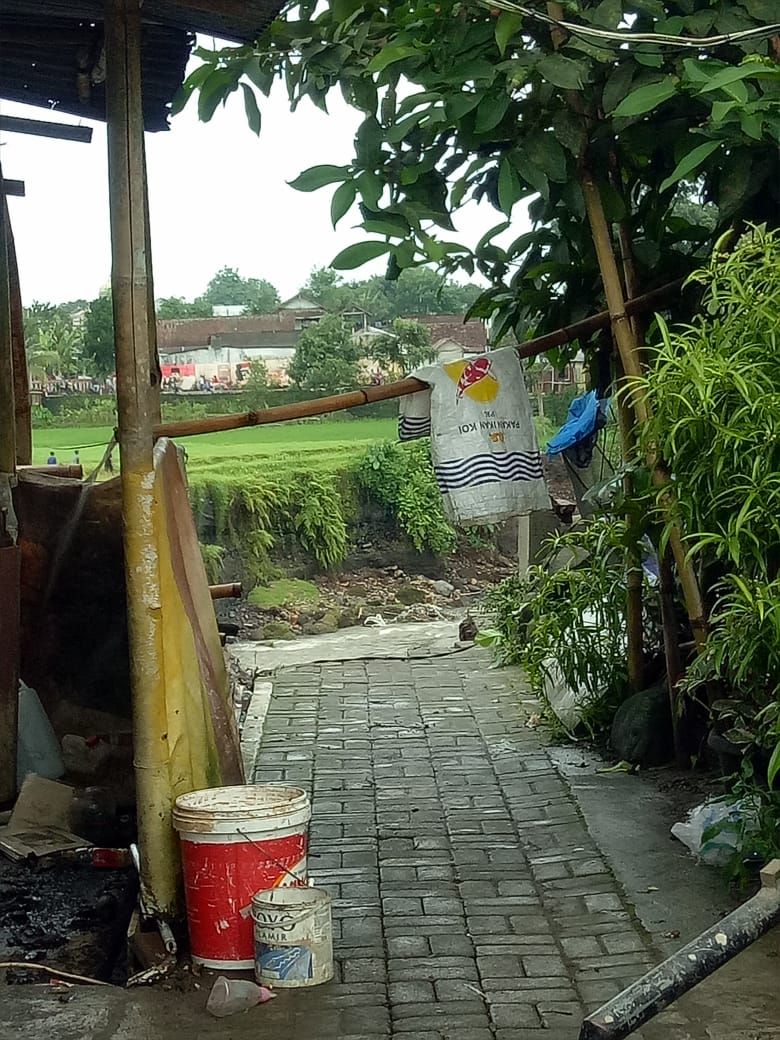 Lokasi rumah warga RT 4 RW 4 kelurahan Arcawinangun yang telah longsor dan kini tak boleh dilewati.