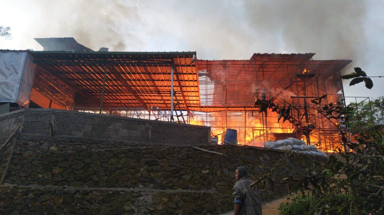 Sebuah peternakan ayam di Kampung situ panjang RT.02/RW.01 Desa lebakmuncang, Kecamatan ciwidey, Kabupaten Bandung terbakar pada Sabtu 19 Desember 2020 sekitar pukul 05.30 WIB.