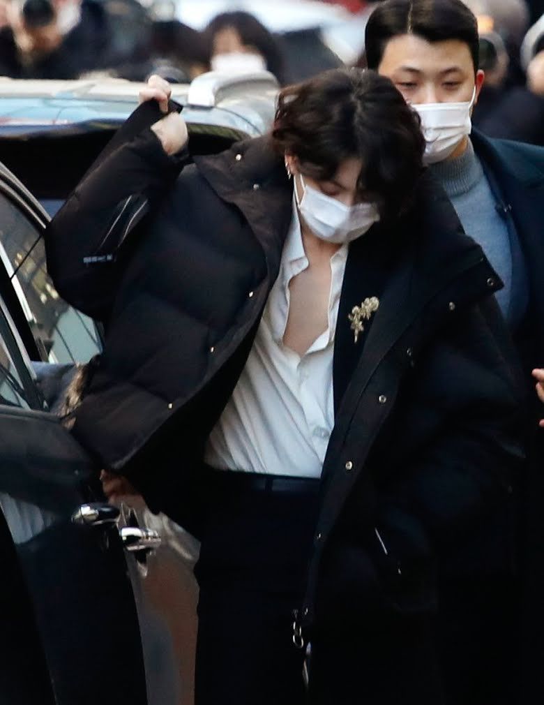Jungkook saat keluar dari mobil untuk menuju red carpet KBS Gayo Daechujke  