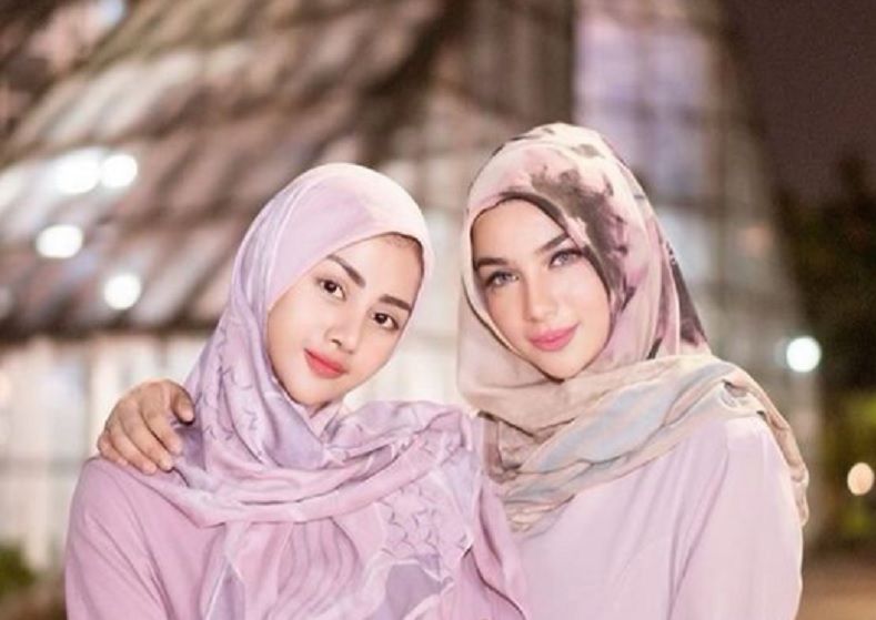 Terpancar kecantikan Artis Tania Ayu (kiri) saat berpose mengenakan hijab bersama rekannya  