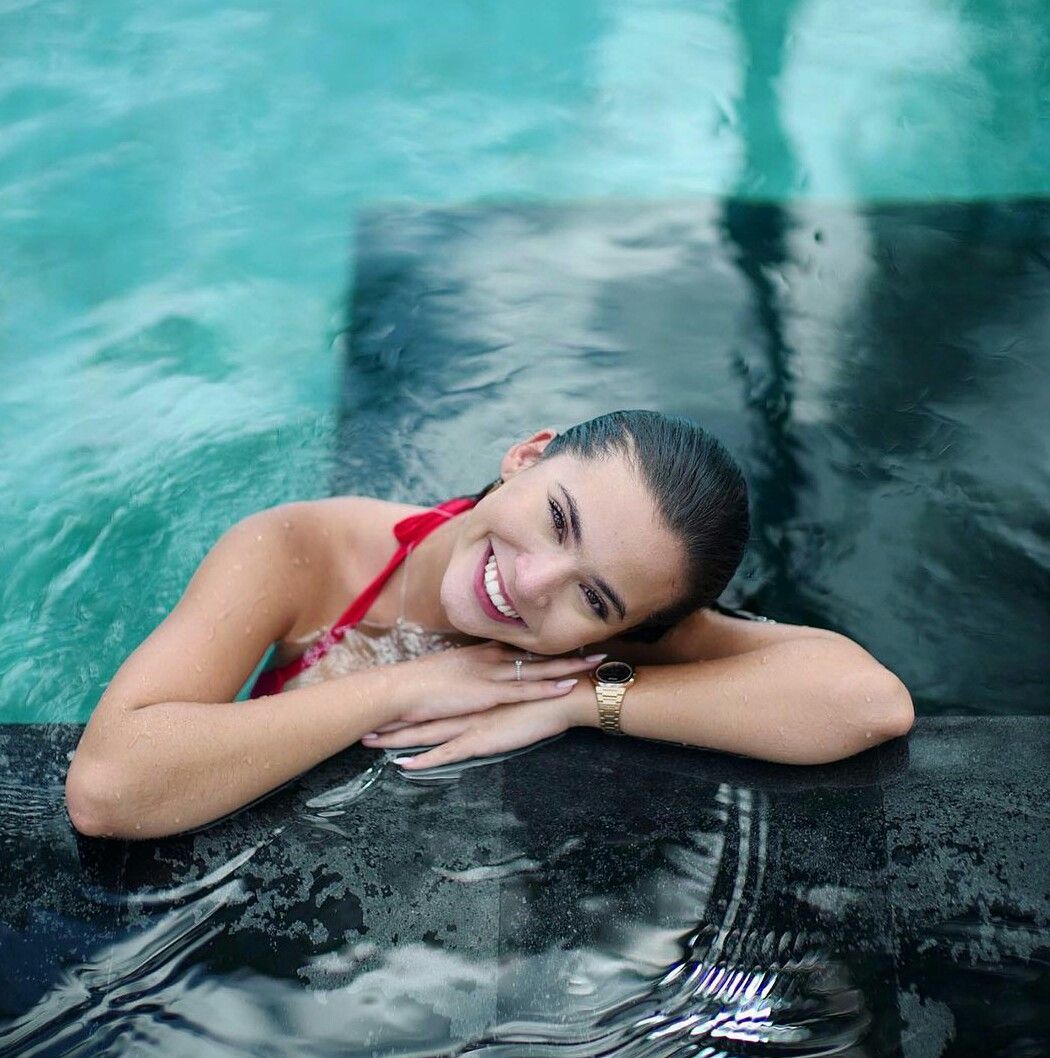 Model cantik Karen Nijsen sedang berendam di kolam renang.