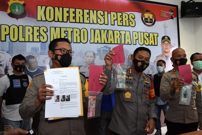 Kapolres Jakarta Pusat Kombes Pol Heru Novianto (tengah) menunjukkan barang bukti saat konferensi pers pengungkapan calo surat hasil Rapid Test Covid-19 di Mapolres Jakarta Pusat, Minggu 20 Desember 2020