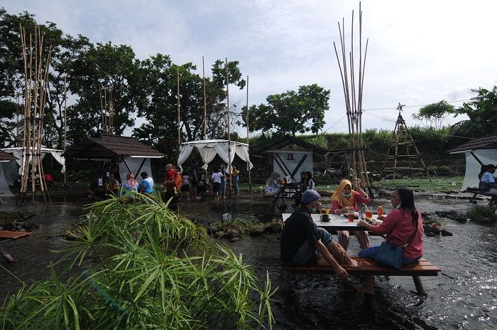 Sejumlah pengunjung makan bersama keluarga di Ketjeh Resto, Polanharjo, Klaten, Jawa Tengah, Sabtu 19 Desember 2020. 