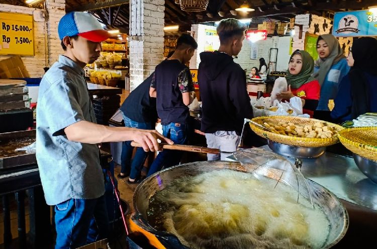 Pegawai menggoreng tahu di Tahu Susu Lembang.