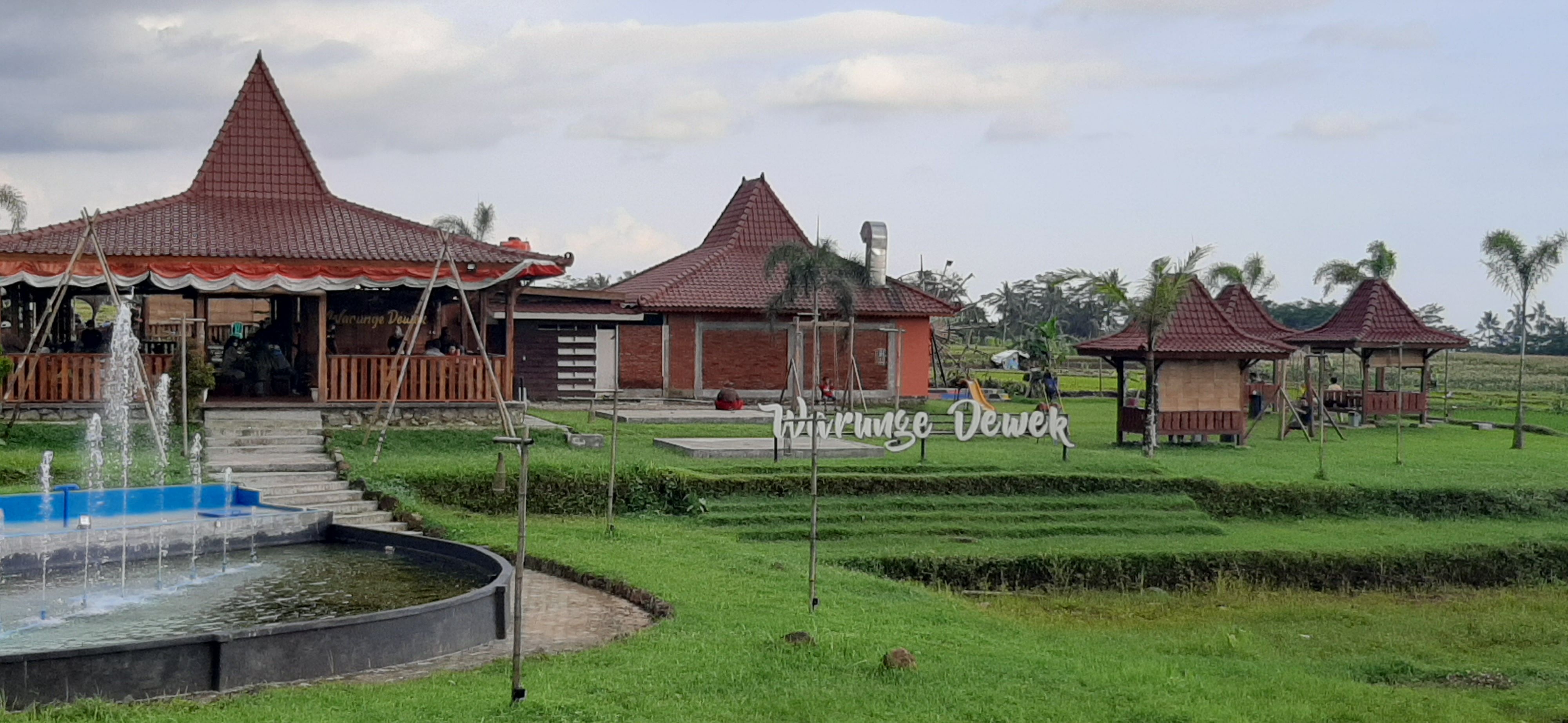 Tempat makan keluarga bernuansa alam 'Warunge Dewek' di Purwokerto