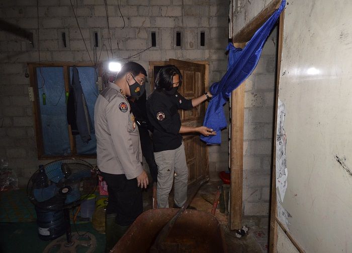 Begini penampakan bagian dalam foto rumah terduga teroris yang memiliki bunker rahasia. (Antara Foto/Ardiansyah)